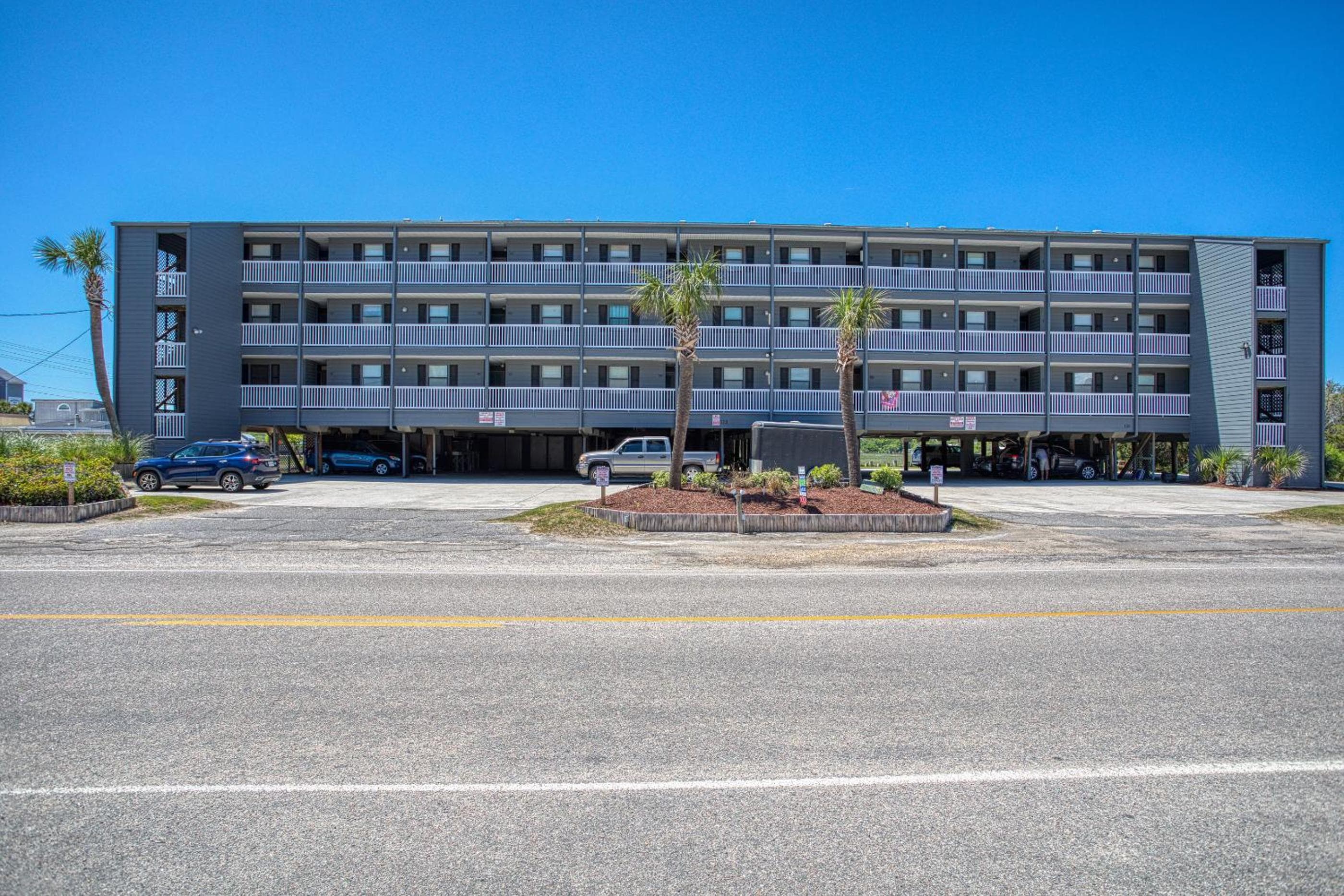 Bella Vista: Marshfront Condo 1 Block To The Beach. Pool & Hot Tub-1st Floor