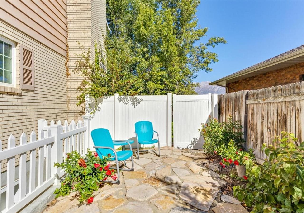 Heart of Orem Basement 3 bedroom Apartment w/ Waffles.