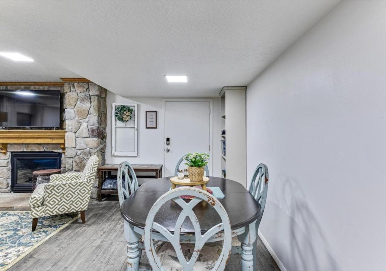 Heart of Orem Basement 3 bedroom Apartment w/ Waffles.