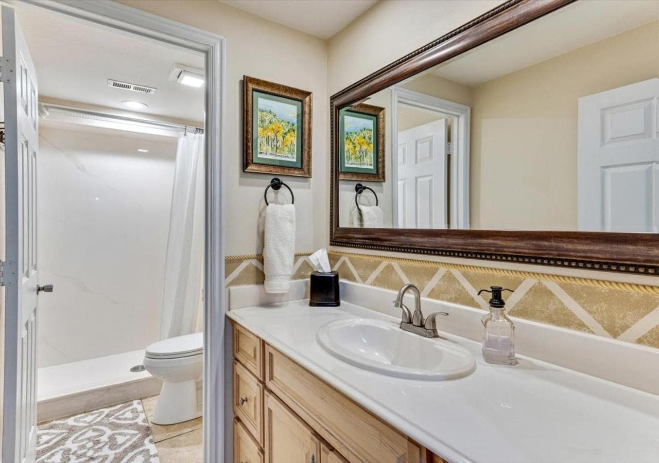 Heart of Orem Basement 3 bedroom Apartment w/ Waffles.
