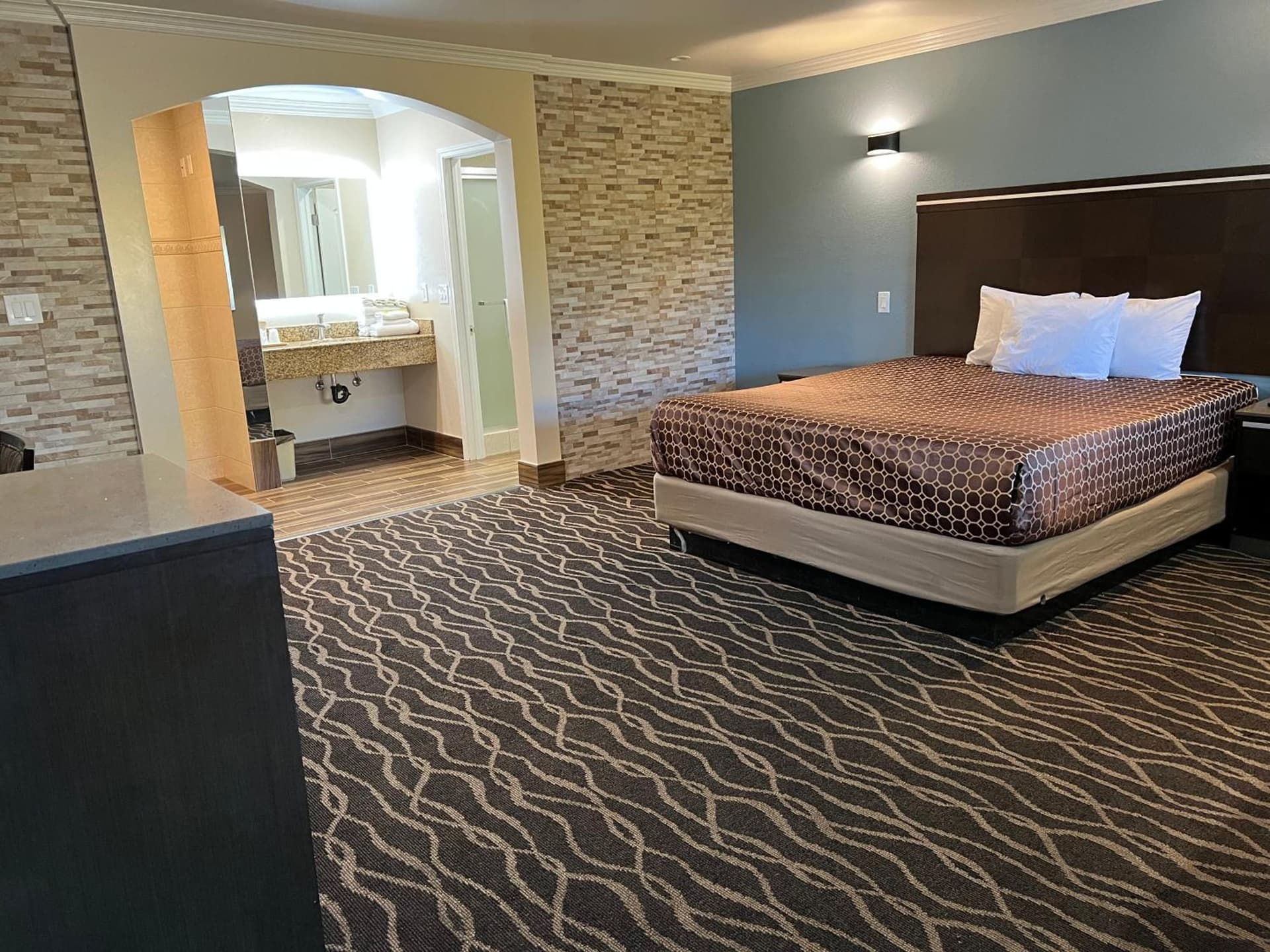 Walnut Inn & Suites West Covina