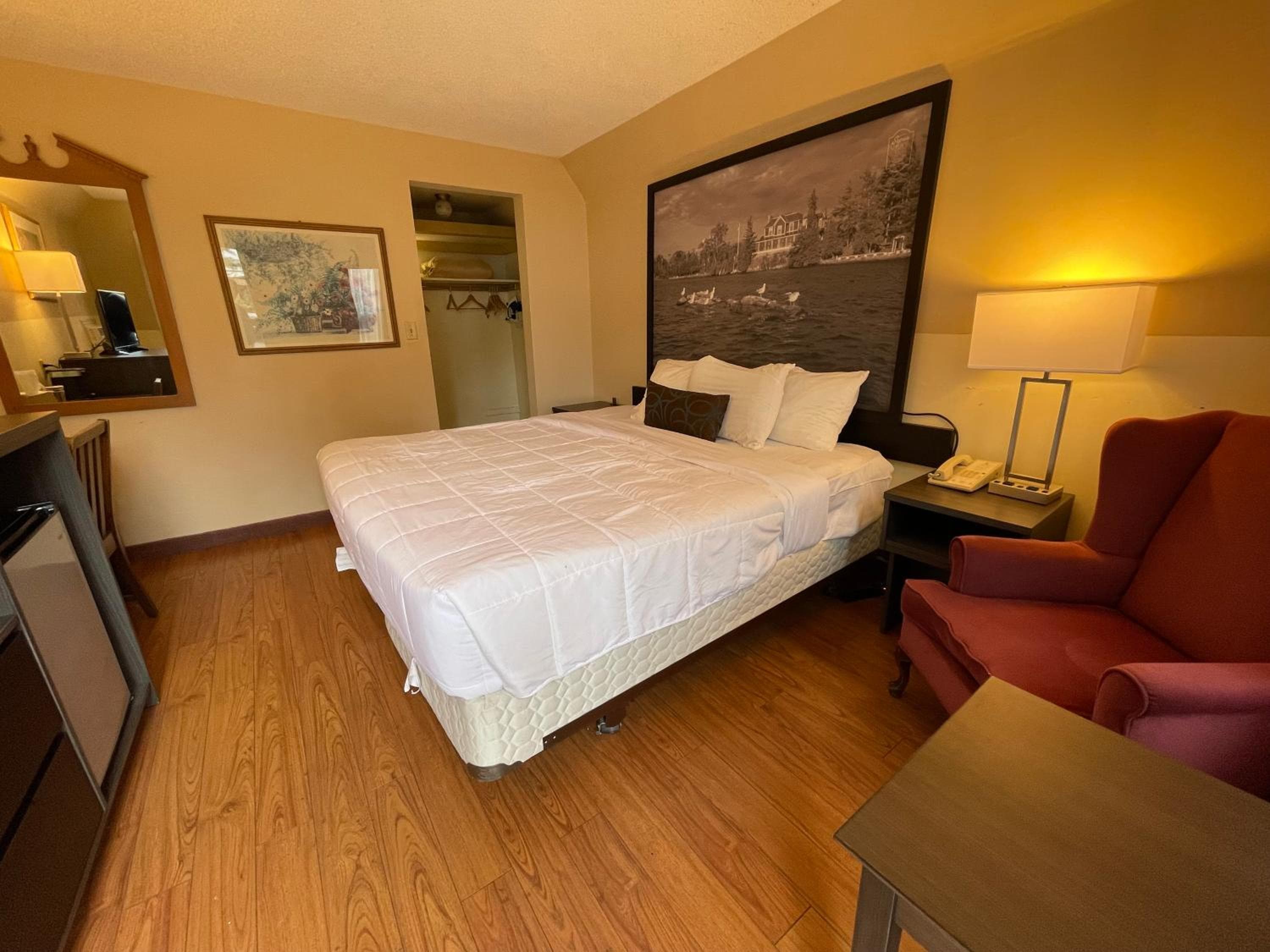Super 8 by Wyndham Gananoque - Country Squire Resort