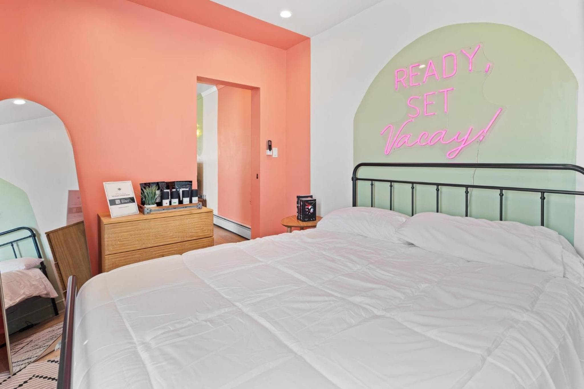 Urban Chic 1BR - Walk to Boardwalk - Min to Beach