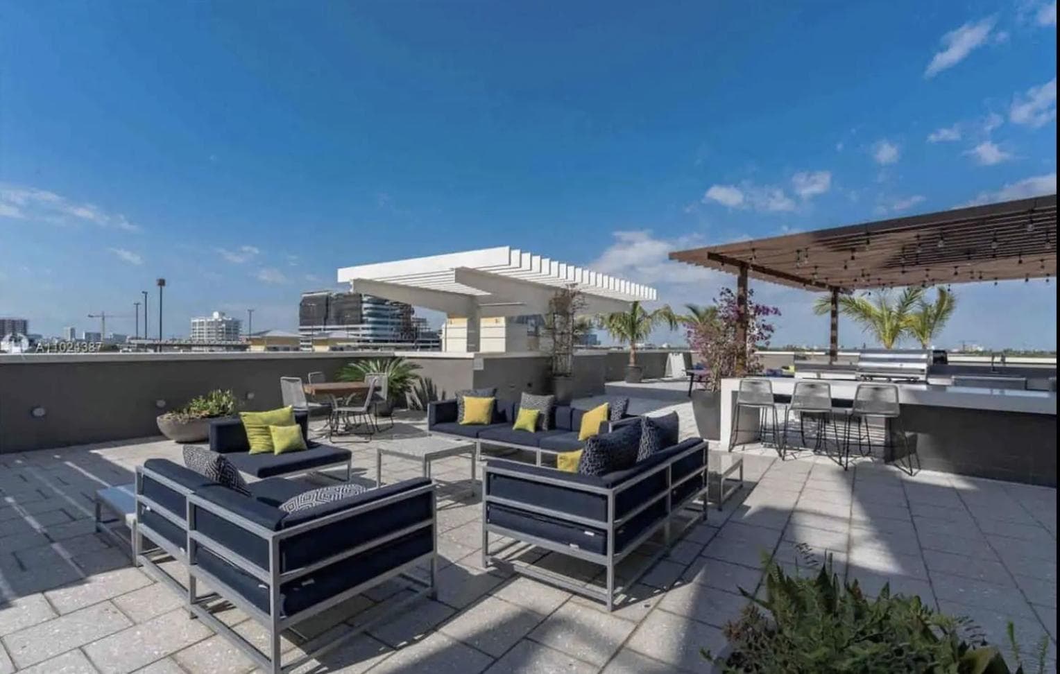 Beautiful 1BD 1BTH at Midblock FREE PARKING