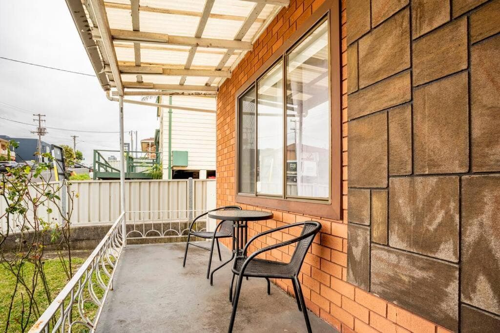 Wollongong station holiday house with Wi-Fi,75 Inch TV, Netflix,Parking,Beach