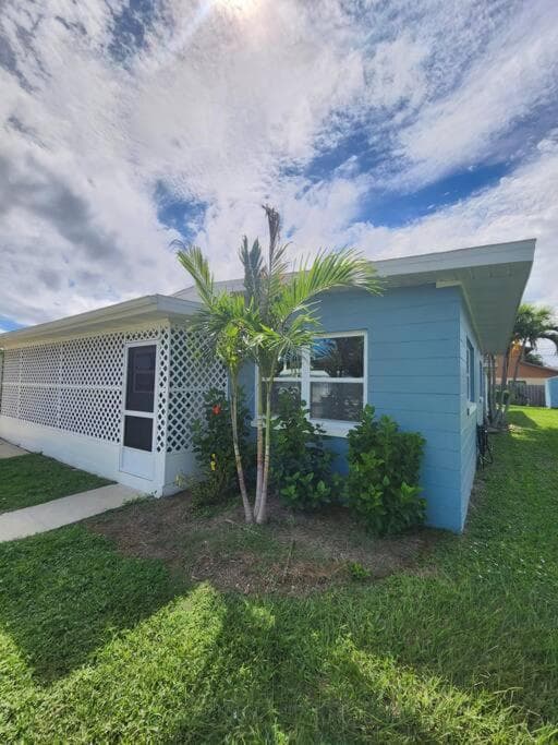 Bali Bungalow - Downtown Cocoa Beach