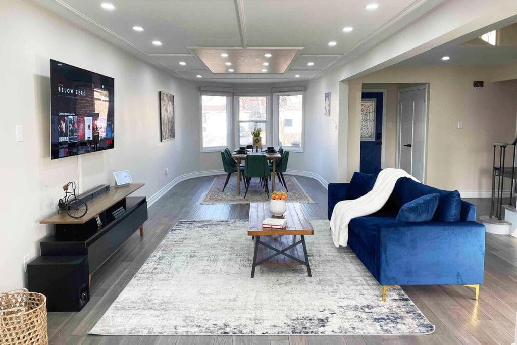 Lux 5BR Spacious Home Near Yonge St
