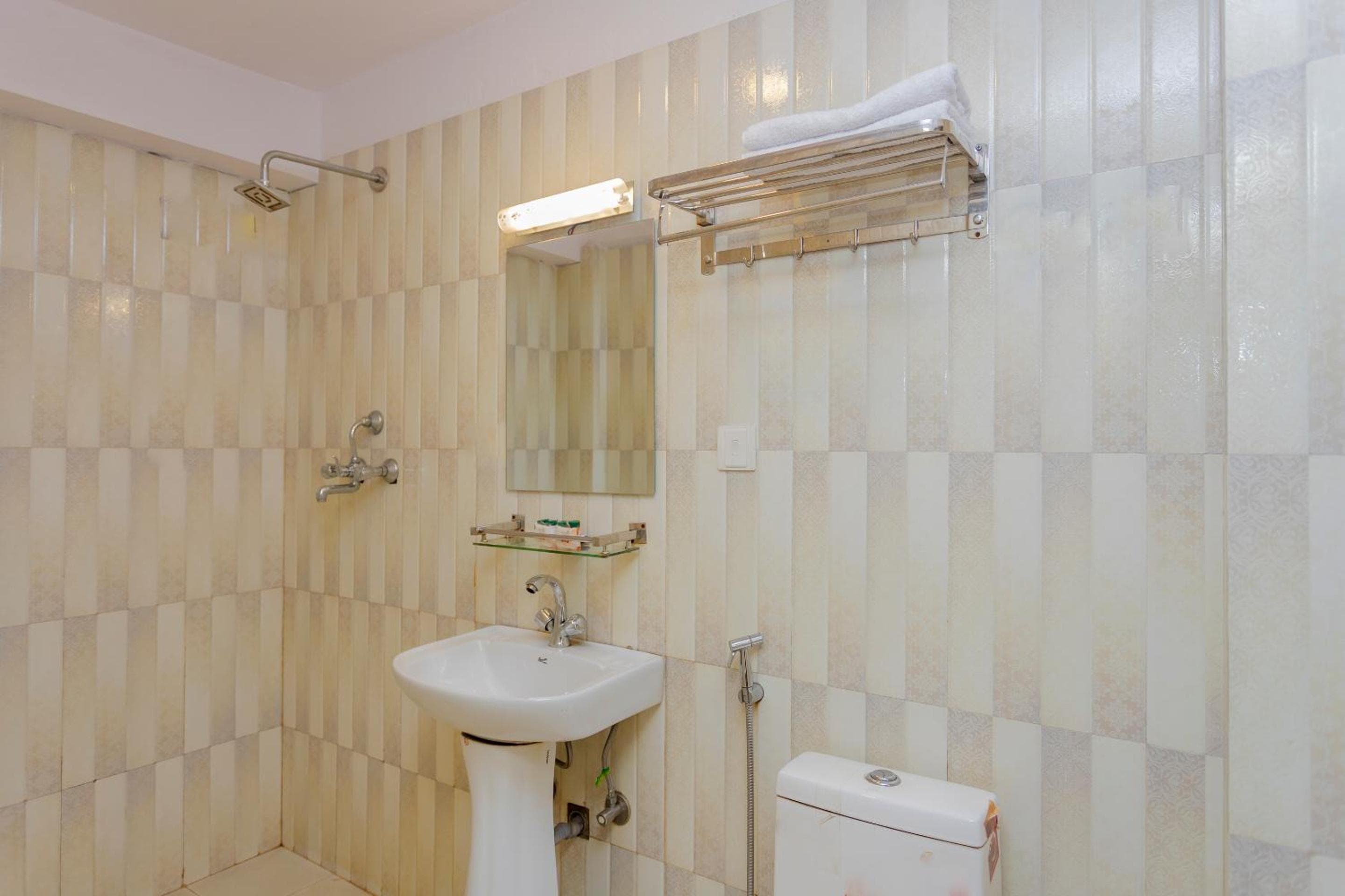 OYO 795 Hotel Holiday Inn