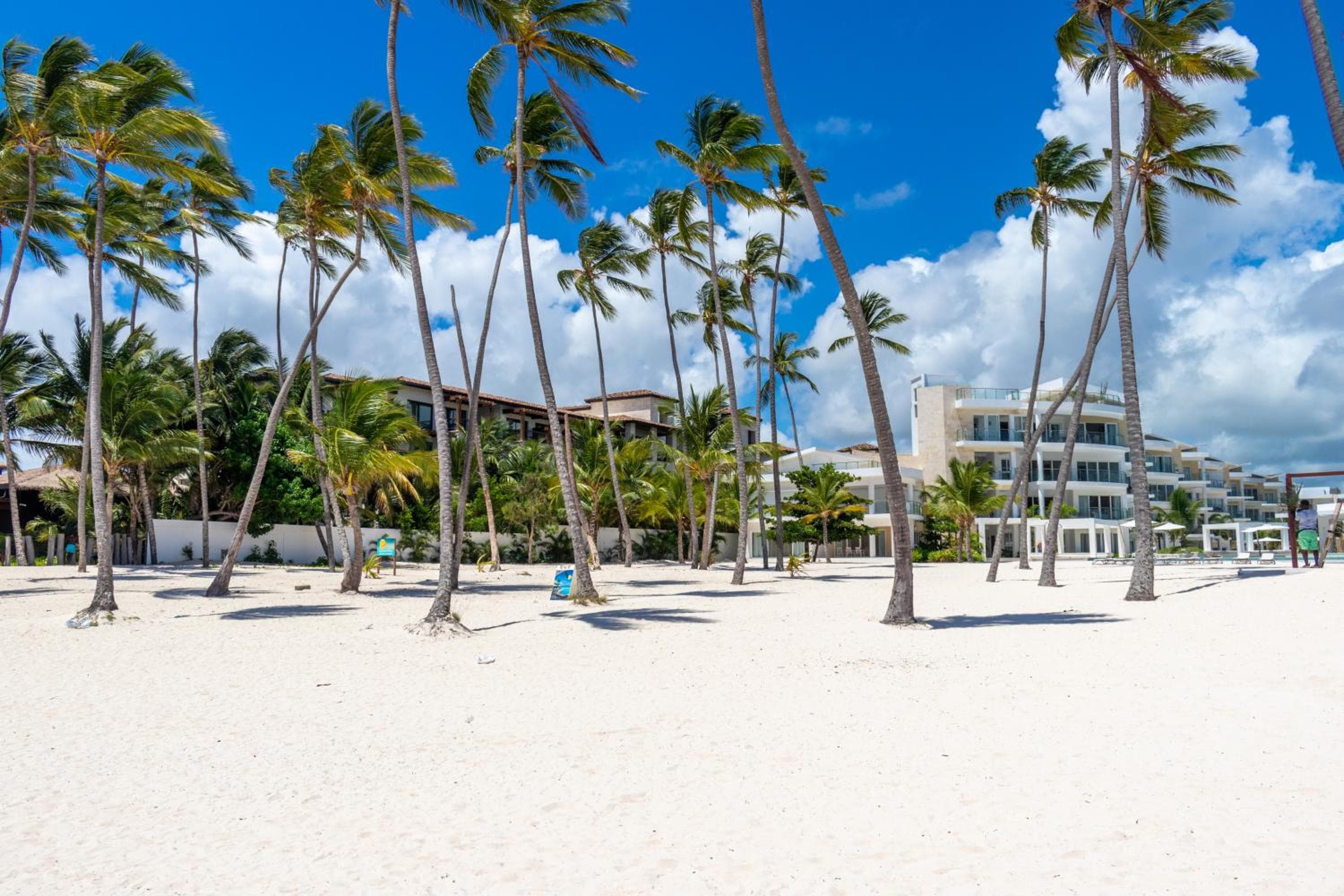 Family Getaway Apartment - Right On The Beach