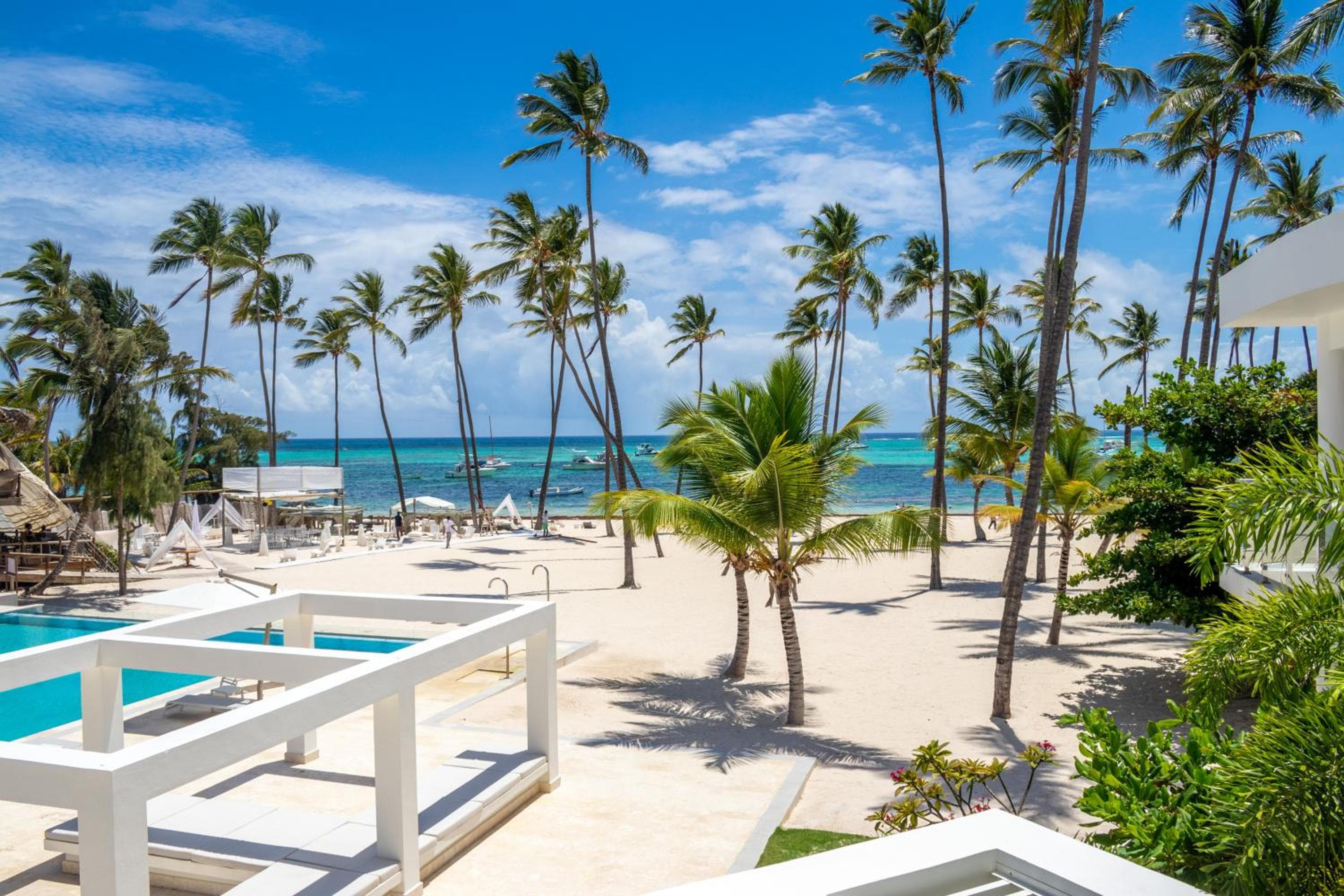 Family Getaway Apartment - Right On The Beach