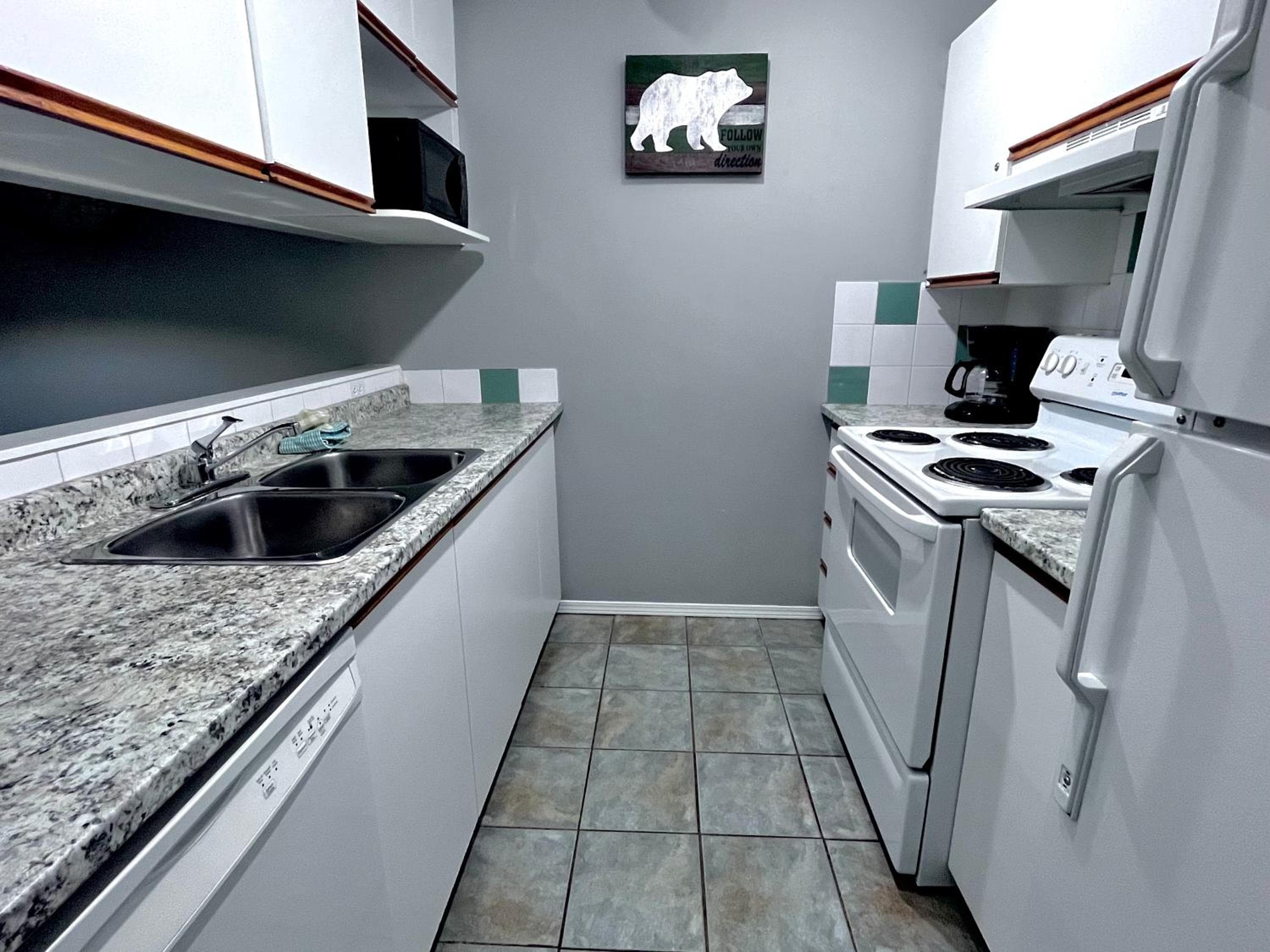 Canadian Rockies Chalets by Trilink - 2 & 3 Bedroom Condos - Self Check-In - Walking Distance to Downtown - Free Parking - Pet-Friendly - No AC