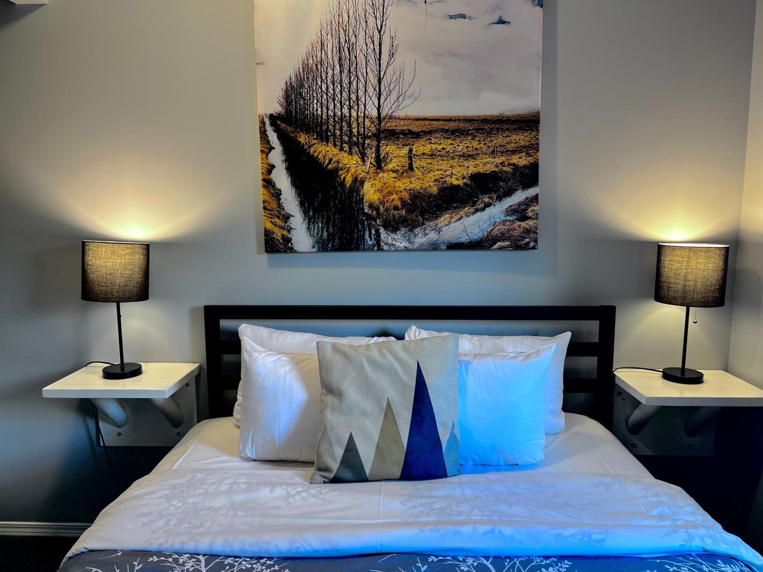 Canadian Rockies Chalets by Trilink - 2 & 3 Bedroom Condos - Self Check-In - Walking Distance to Downtown - Free Parking - Pet-Friendly - No AC