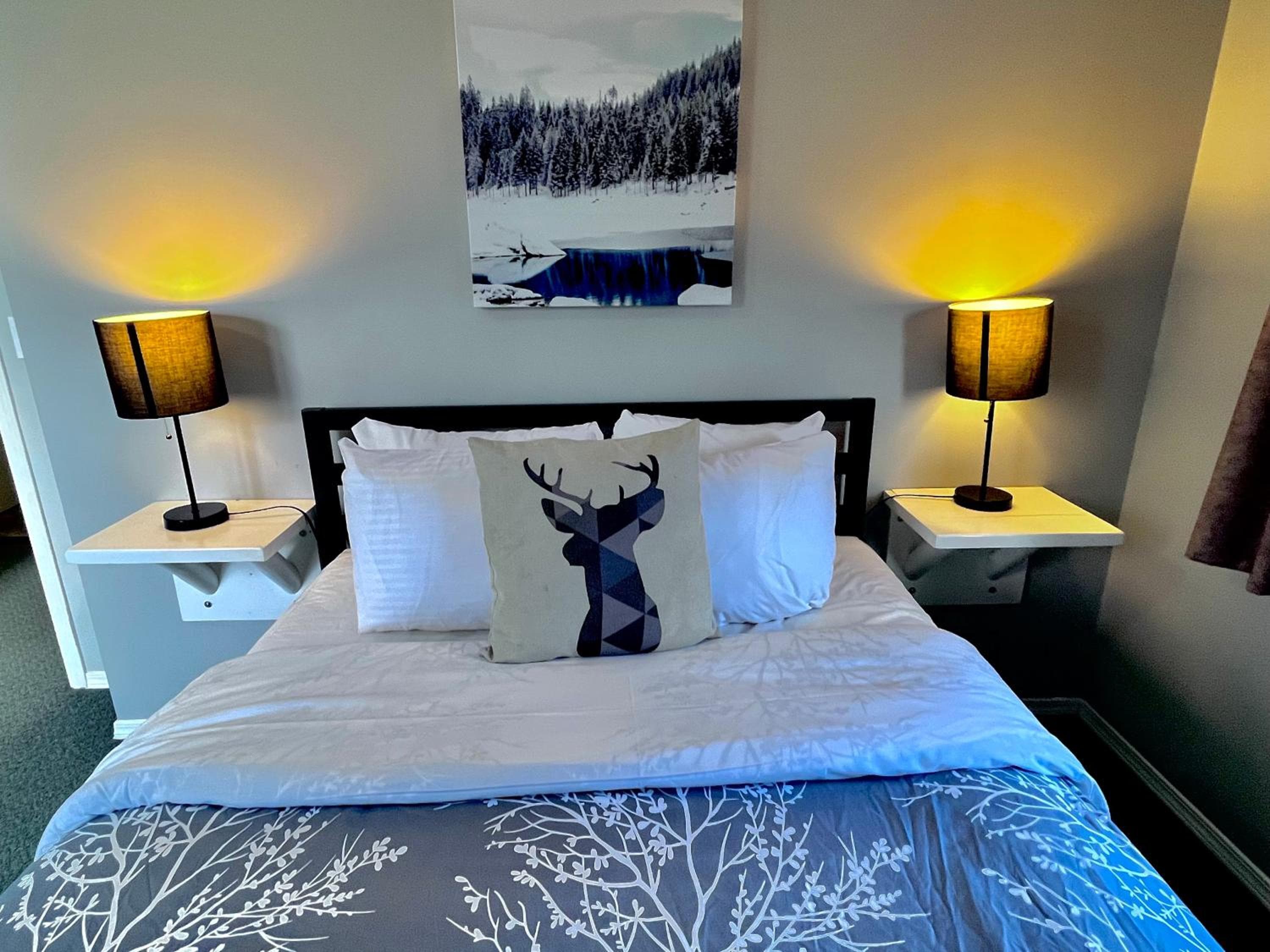 Canadian Rockies Chalets by Trilink - 2 & 3 Bedroom Condos - Self Check-In - Walking Distance to Downtown - Free Parking - Pet-Friendly - No AC