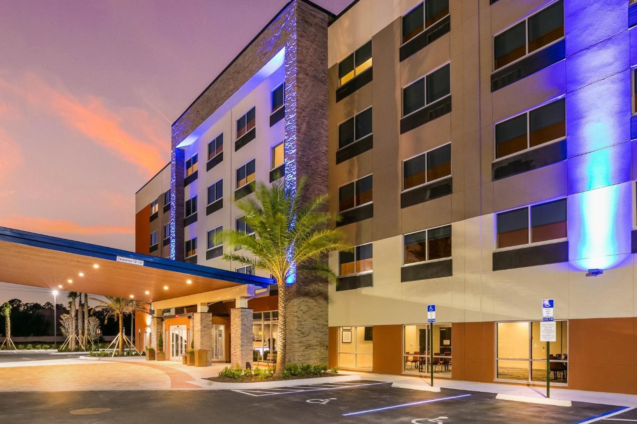 Holiday Inn Express & Suites Jacksonville - Town Center by IHG
