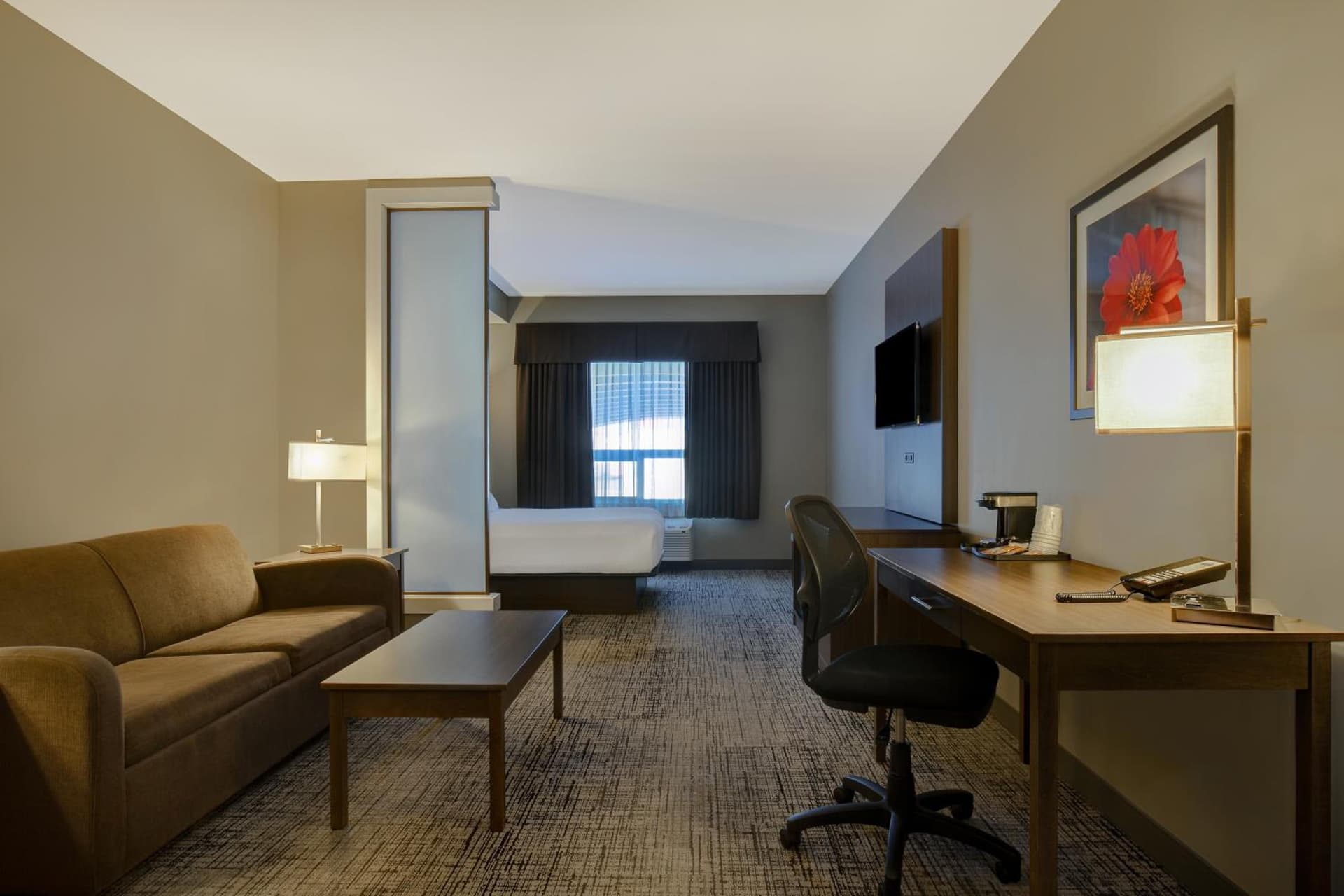 Days Inn & Suites by Wyndham Warman