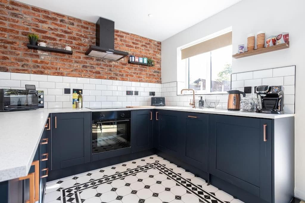 Railway House - Central Warrington - Sleeps 6