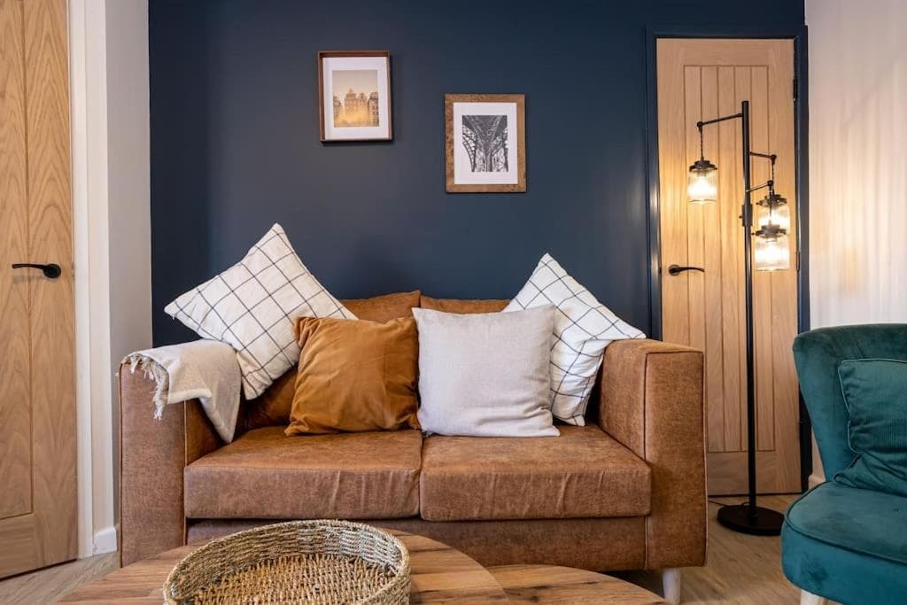 Railway House - Central Warrington - Sleeps 6