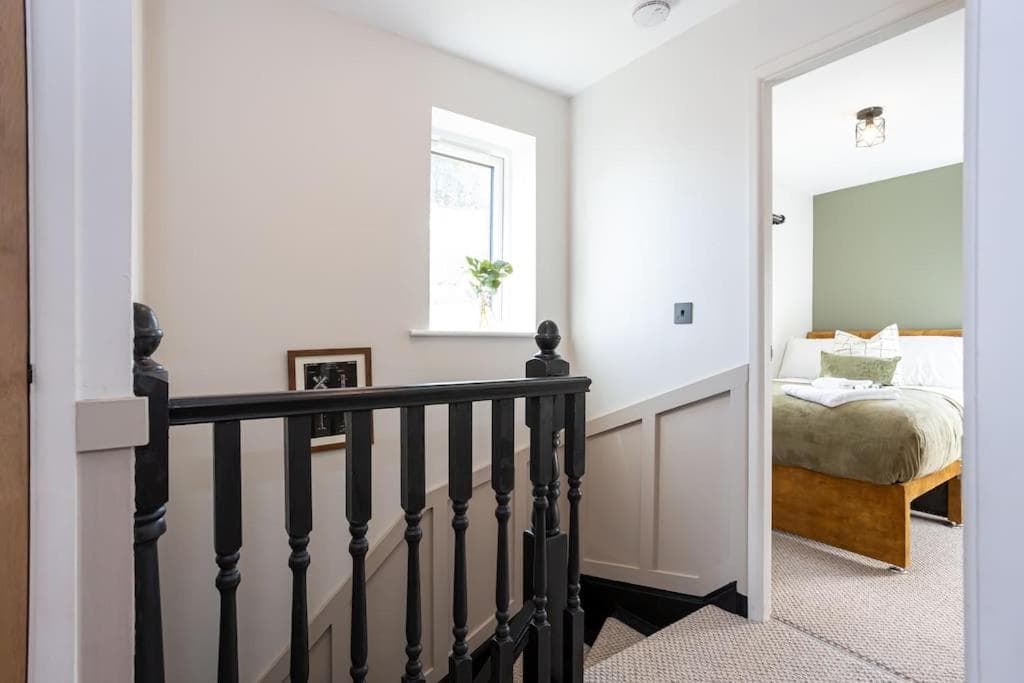 Railway House - Central Warrington - Sleeps 6