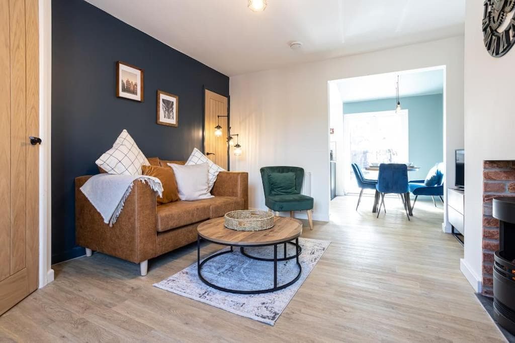 Railway House - Central Warrington - Sleeps 6
