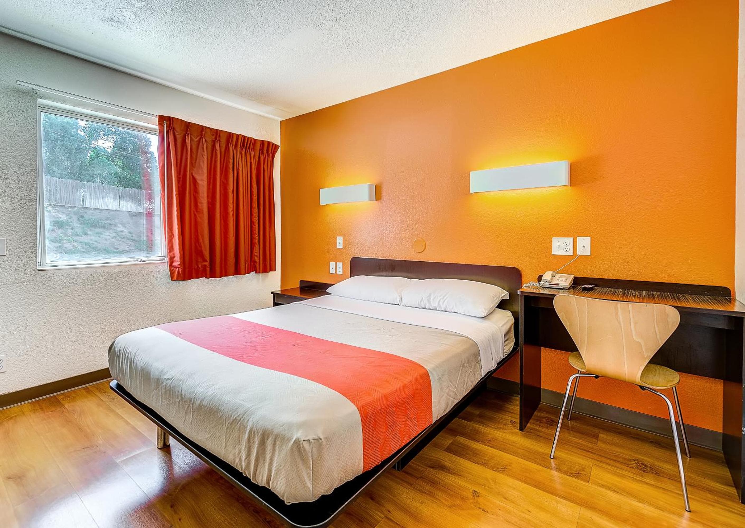 Motel 6 Thornton