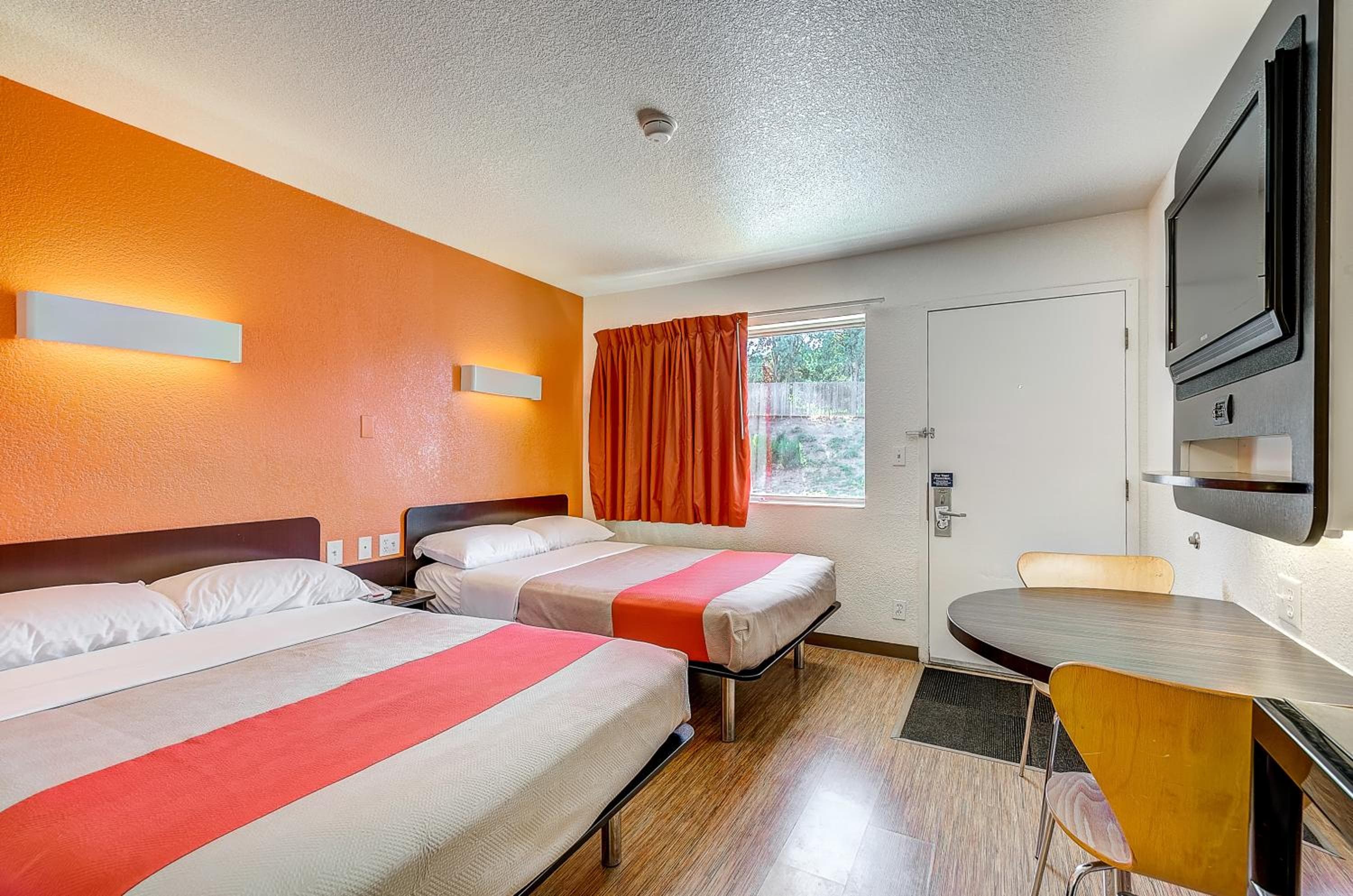 Motel 6 Thornton