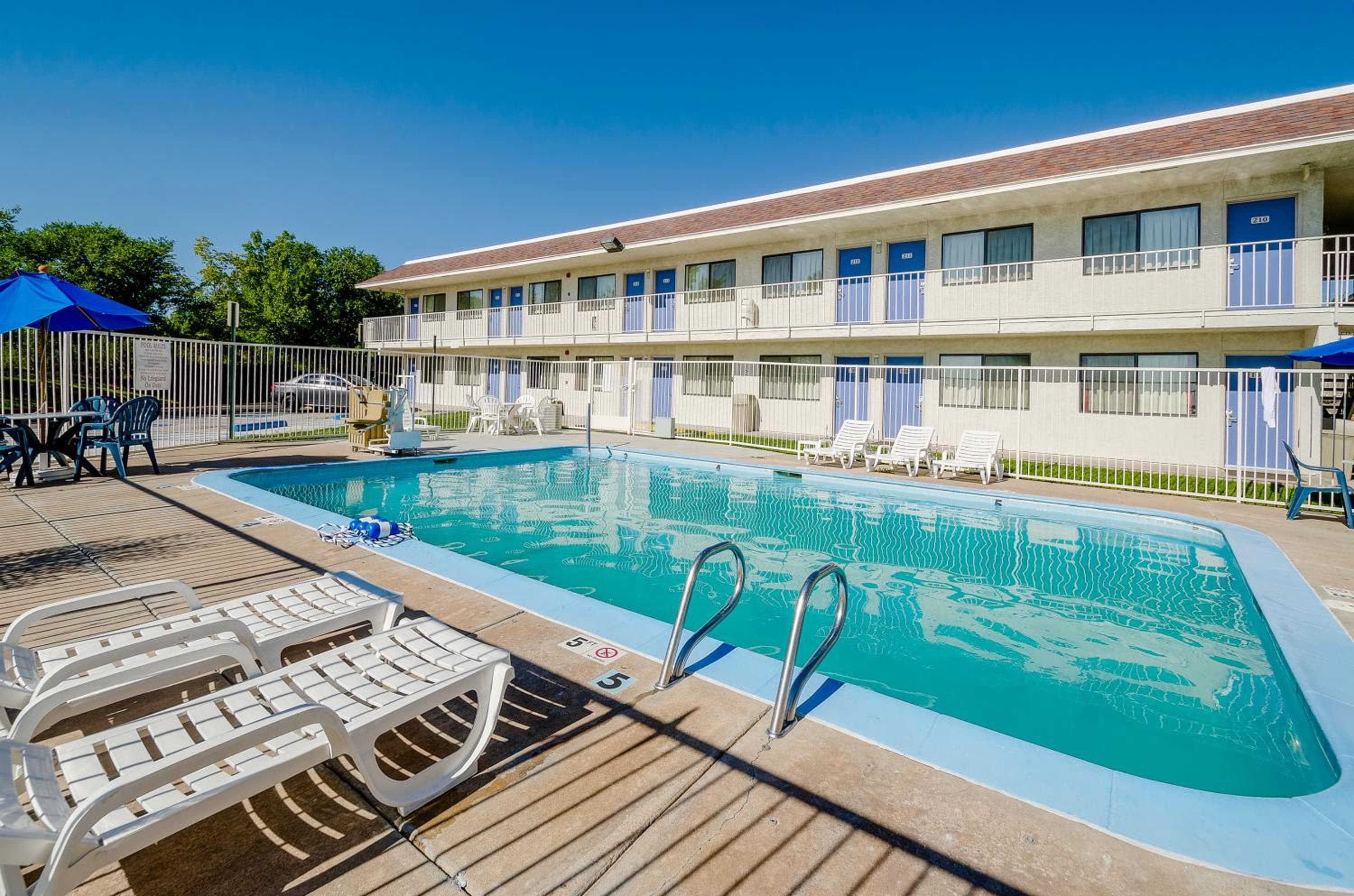 Motel 6 Thornton