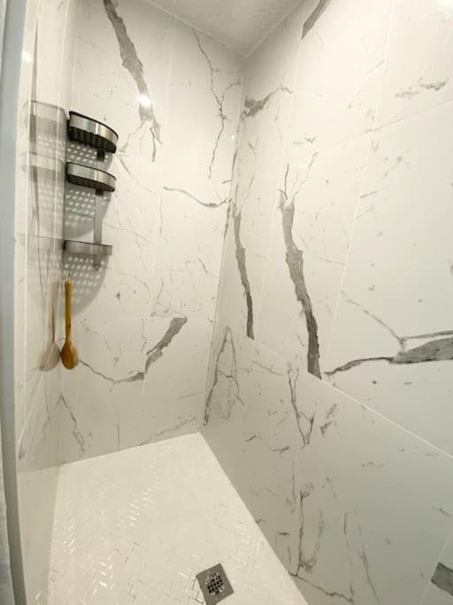 Beautiful Walk out Basement Apartment in Pickering near Beach
