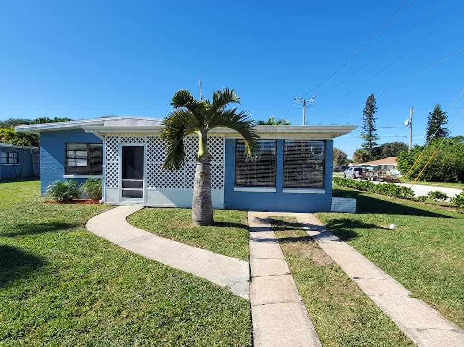 Downtown Cottage - Walk to the Beach & Restaurants