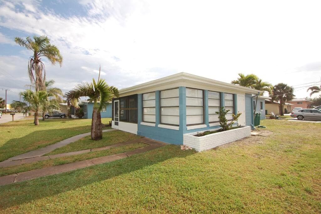 Downtown Cottage - Walk to the Beach & Restaurants