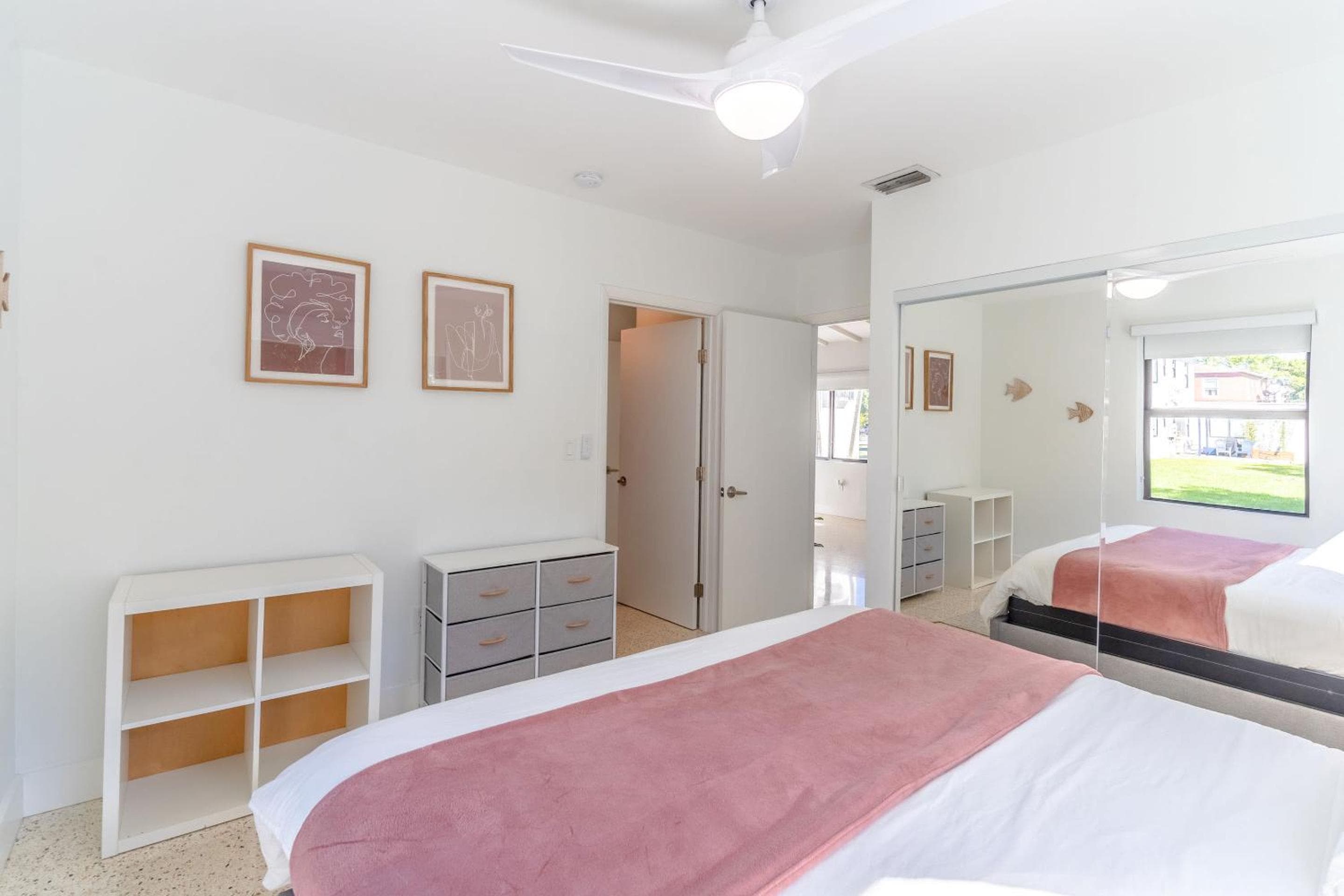 Renovated Apts with Kitchen, Fast WiFi, Smart TV, Roku & Pool Onsite 4 mi to Surfside Beach