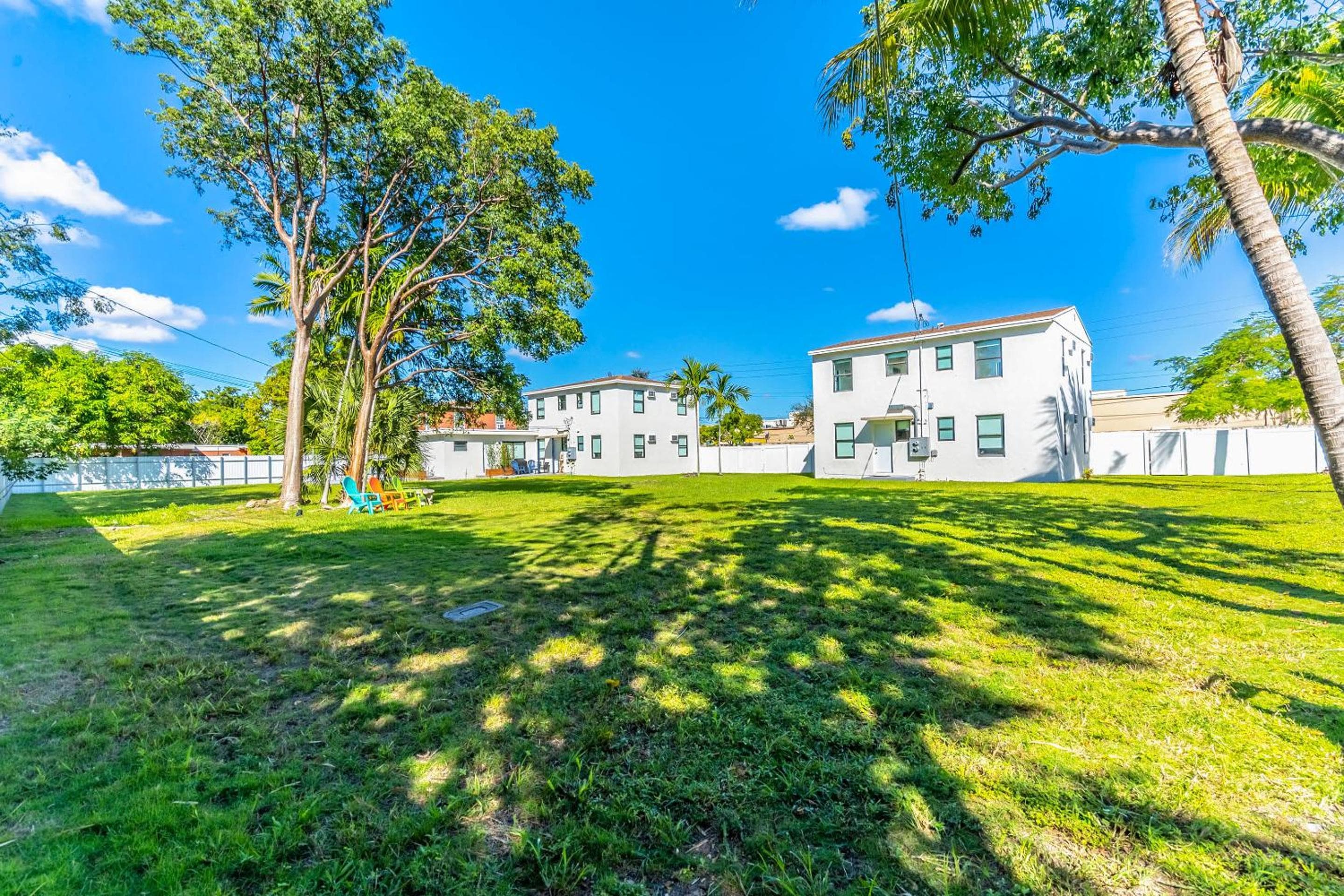 Renovated Apts with Kitchen, Fast WiFi, Smart TV, Roku & Pool Onsite 4 mi to Surfside Beach