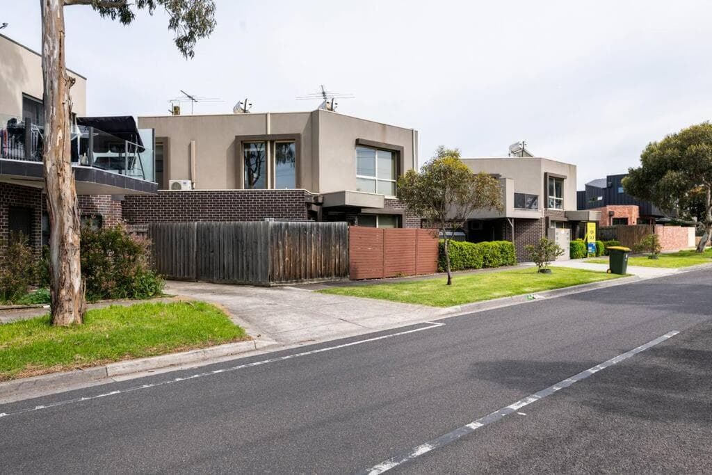 Design/bright/cosy townhouse between airport &city