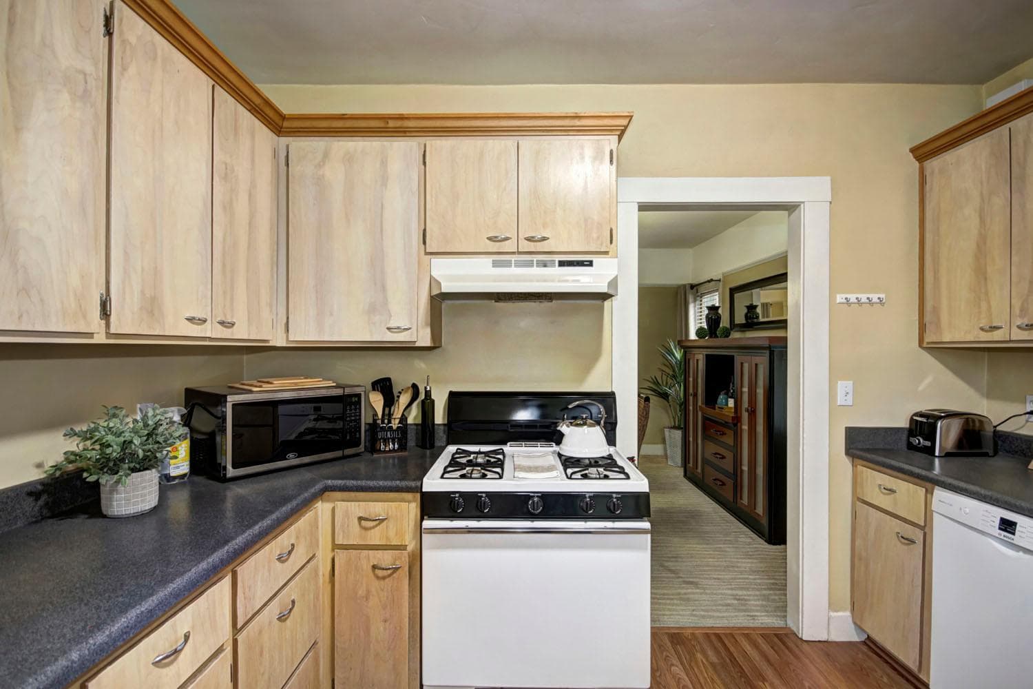 Charming 2Bed French Colonial Apartment in Desirable Midtown Sacramento