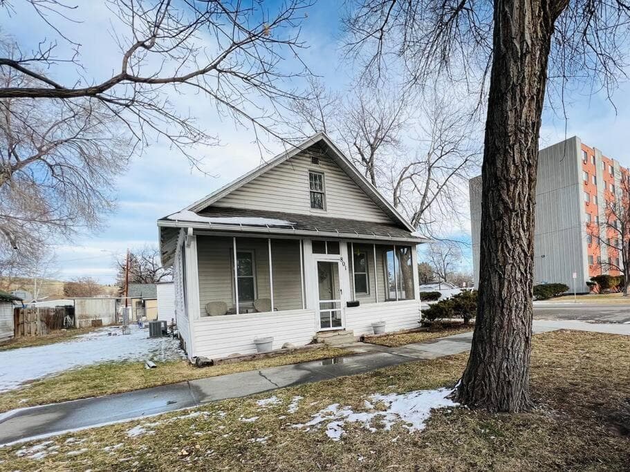 Cozy cottage in the heart of the big city- dog friendly