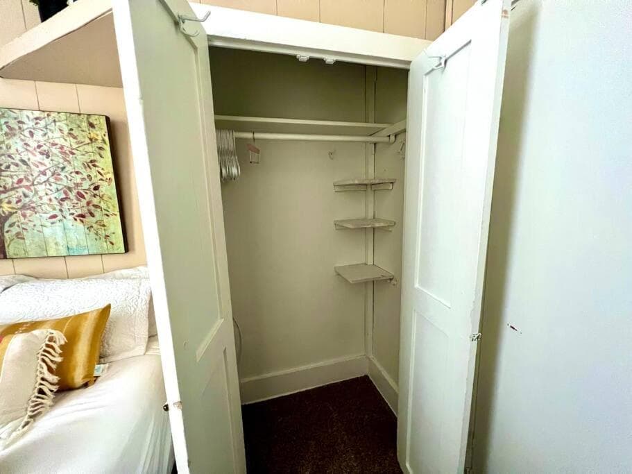 Cozy cottage in the heart of the big city- dog friendly