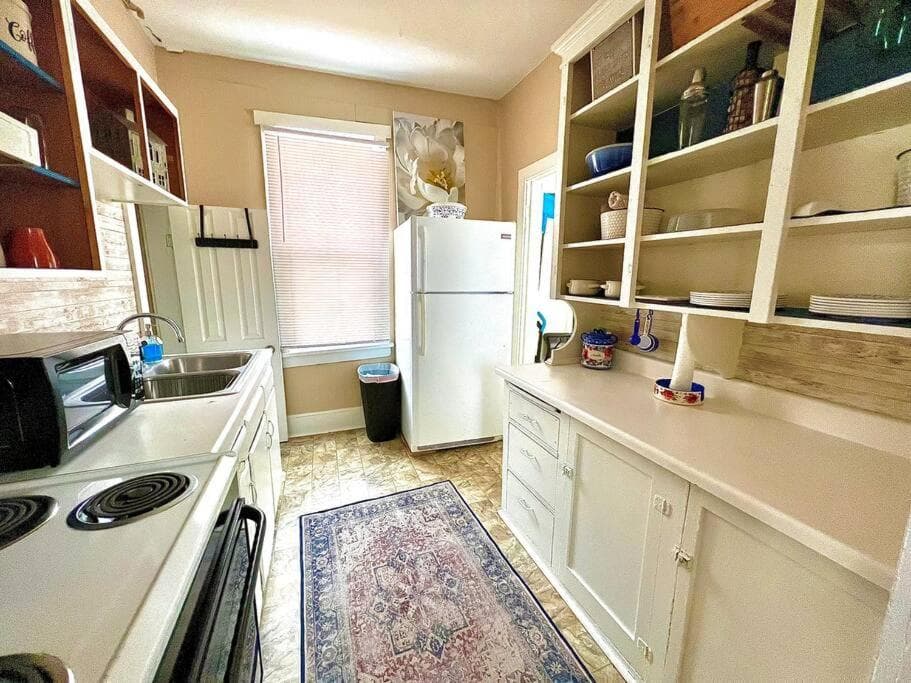 Cozy cottage in the heart of the big city- dog friendly