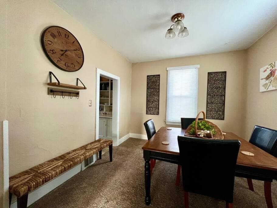 Cozy cottage in the heart of the big city- dog friendly