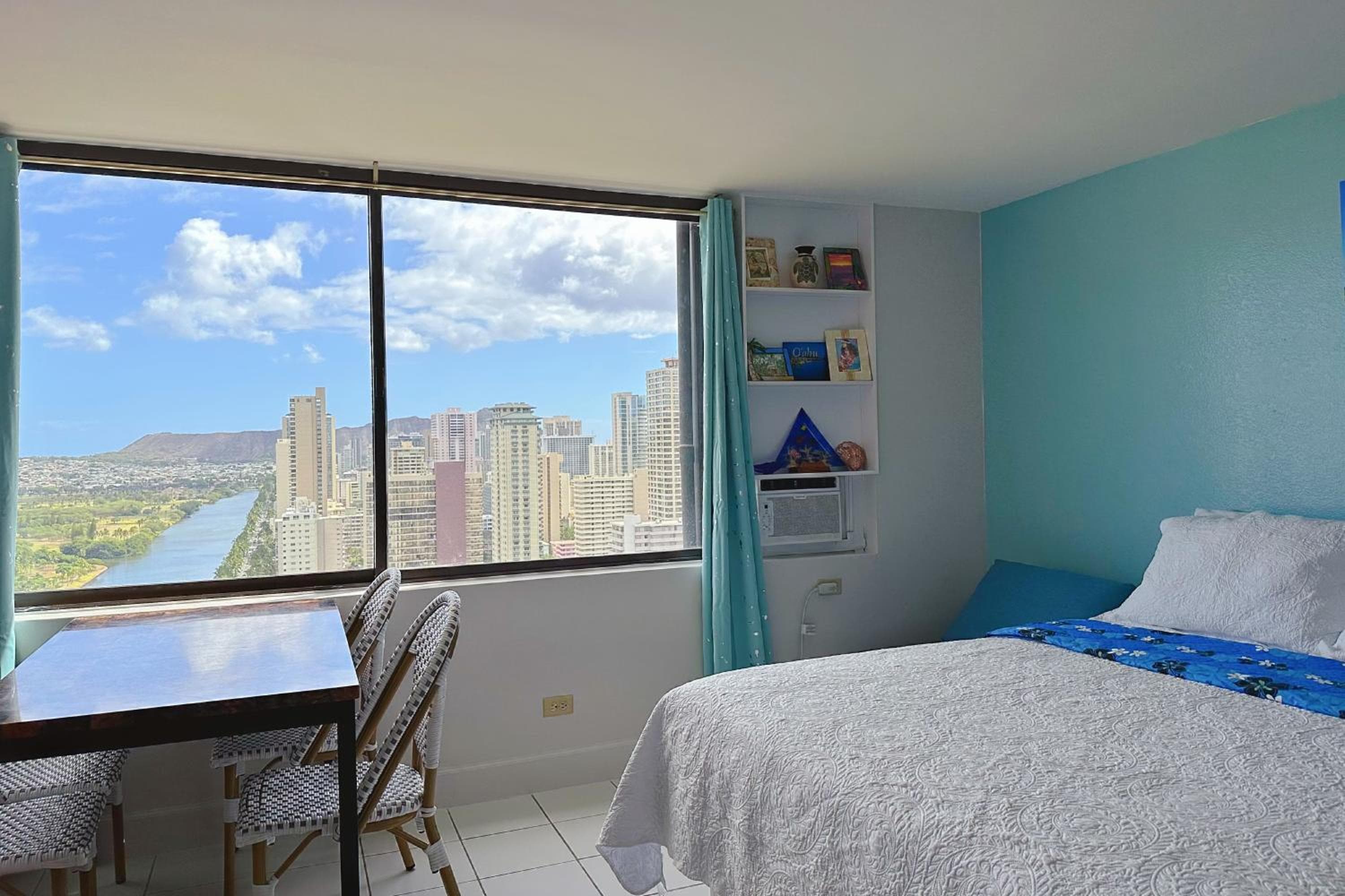 Waikiki Condo High Floor Views Beaches Convention Center