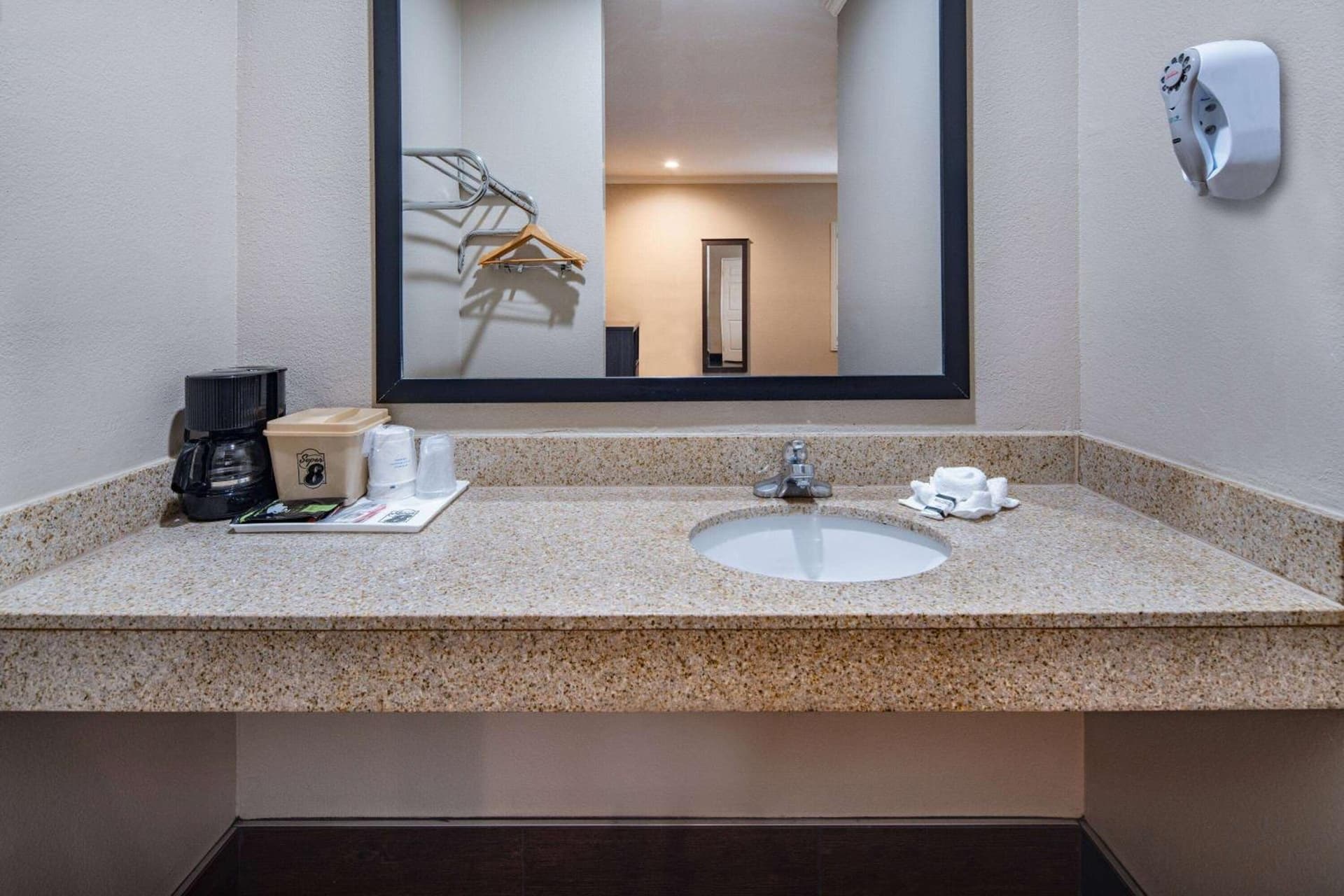 Super 8 by Wyndham North Hollywood