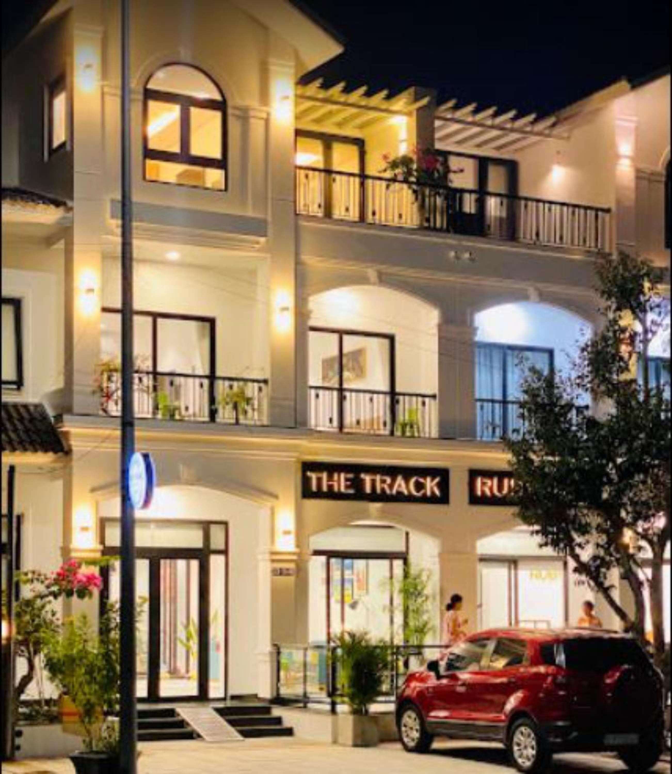 The Track Homestay - Near Bai Dai Beach