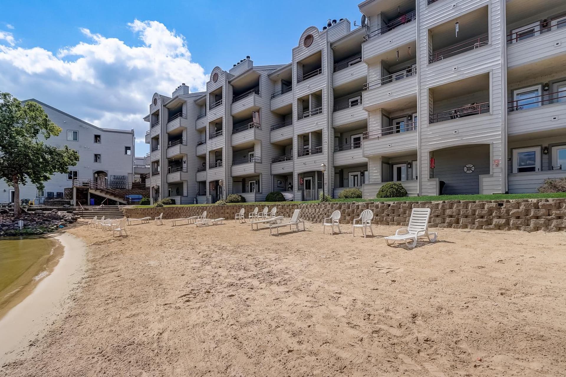 WFC Lakefront Views Family or Romance