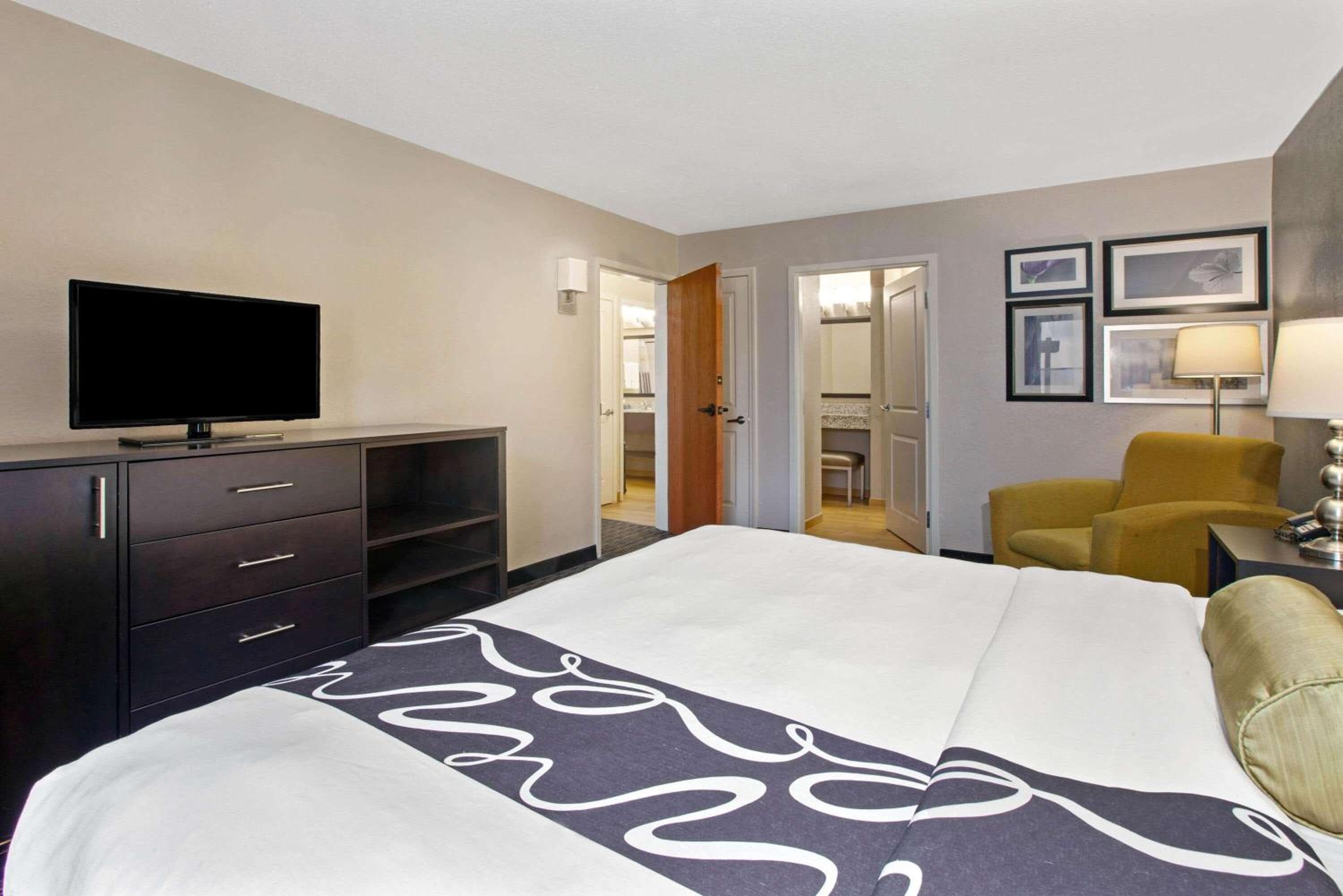 La Quinta Inn & Suites by Wyndham Detroit Metro Airport