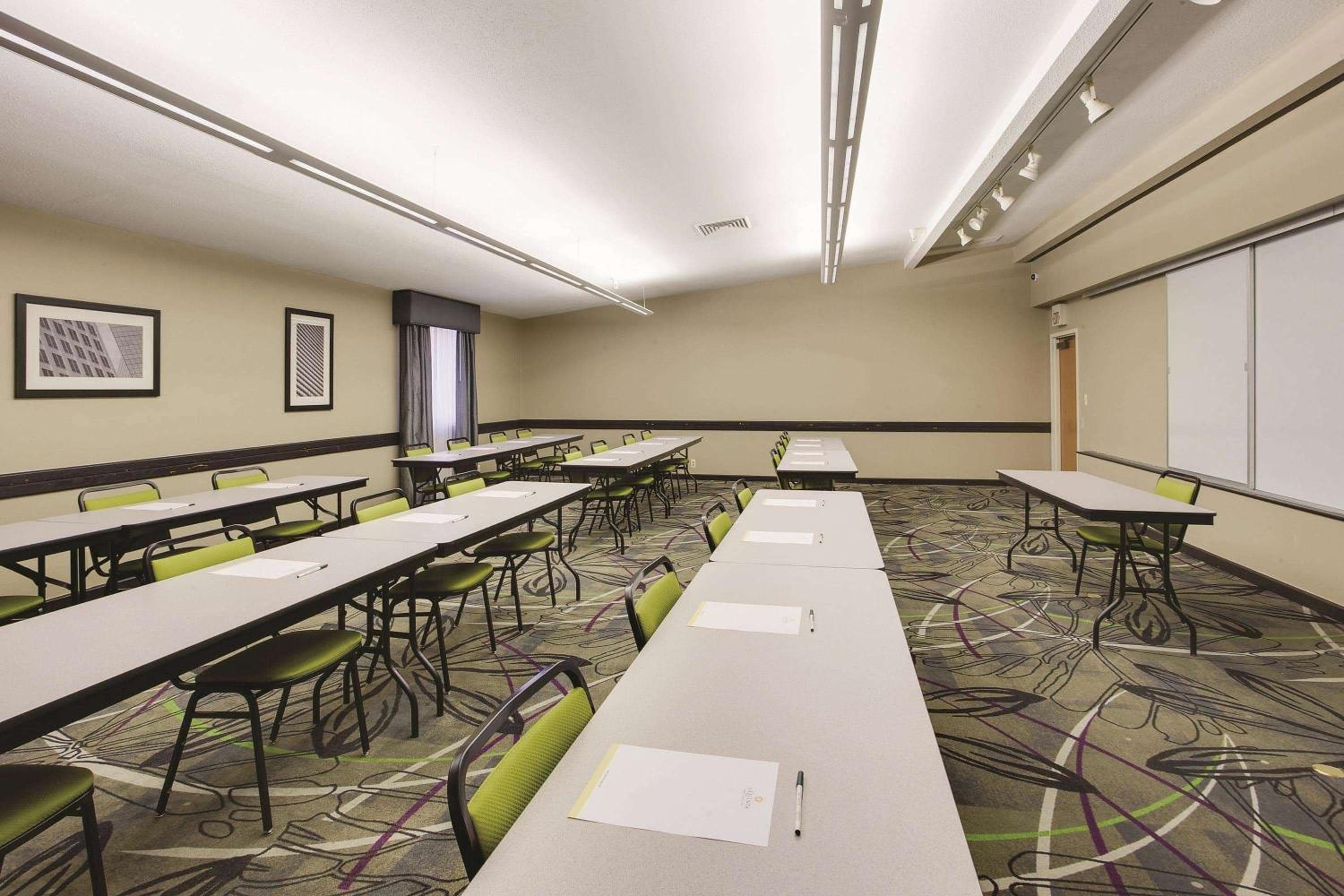 La Quinta Inn & Suites by Wyndham Detroit Metro Airport