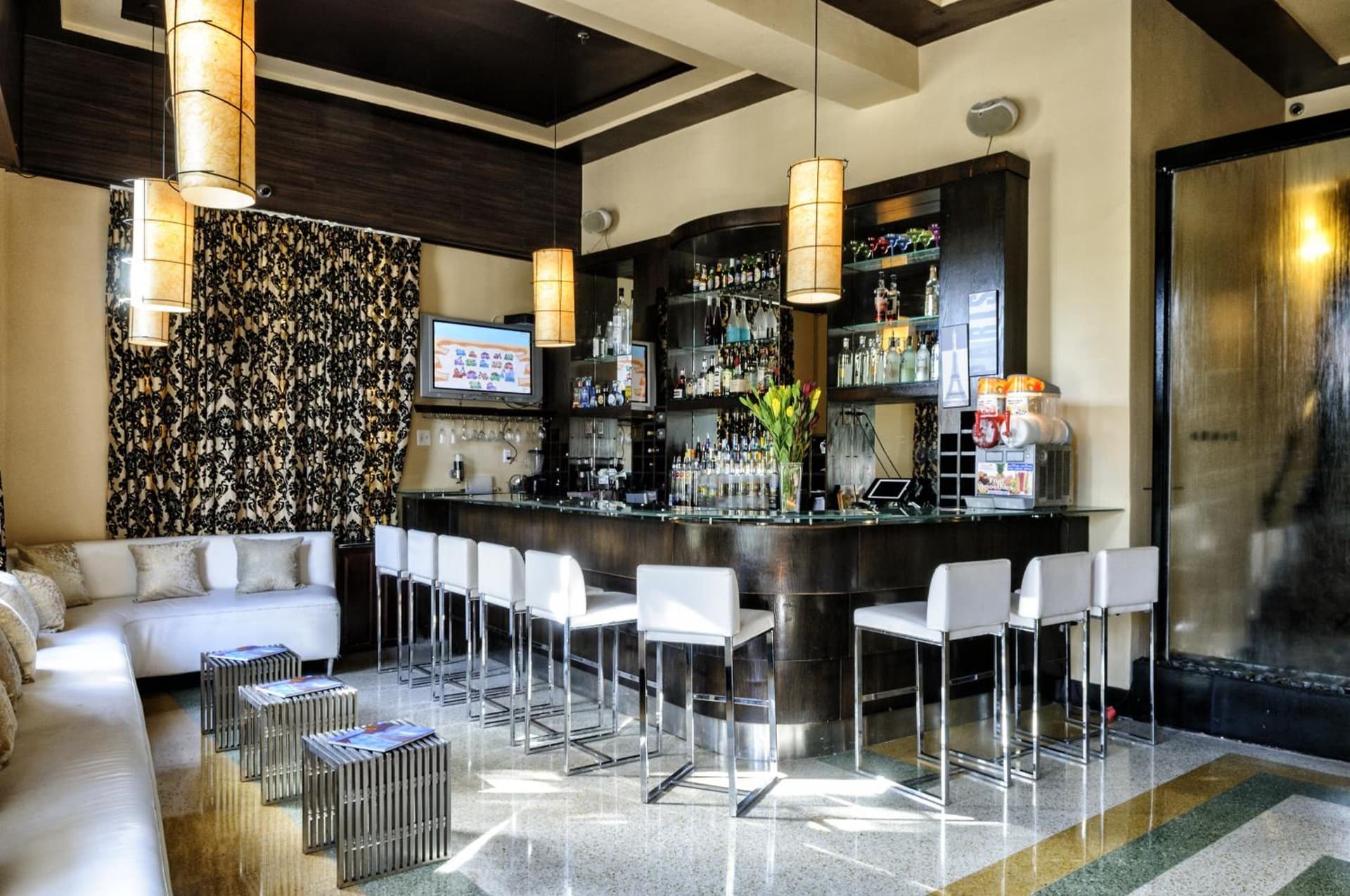bar & lounge