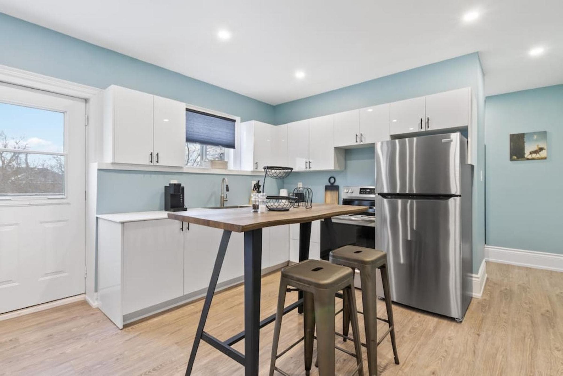 Bright and Spacious Condo in Downtown Collingwood 97043