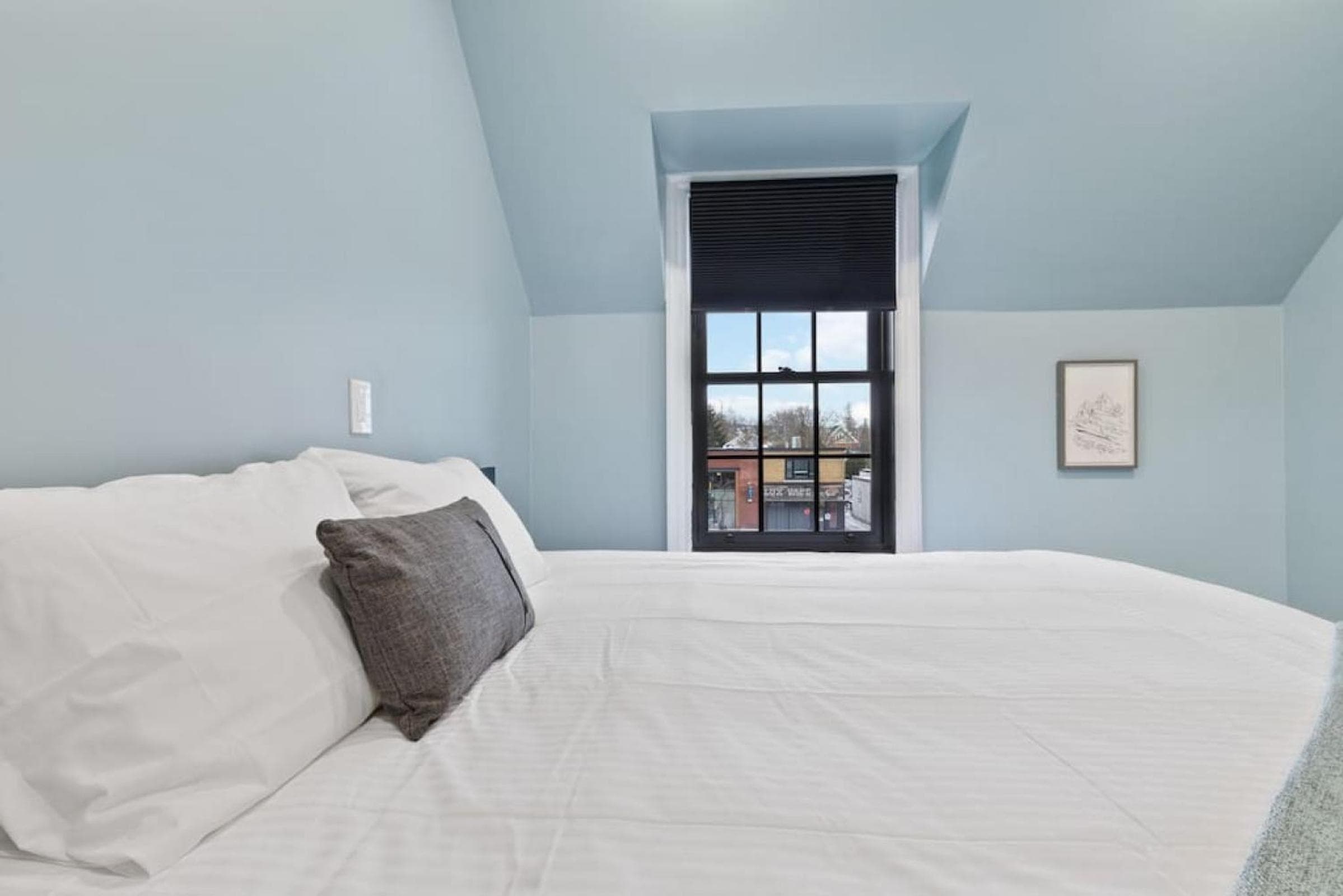 Bright and Spacious Condo in Downtown Collingwood 97043