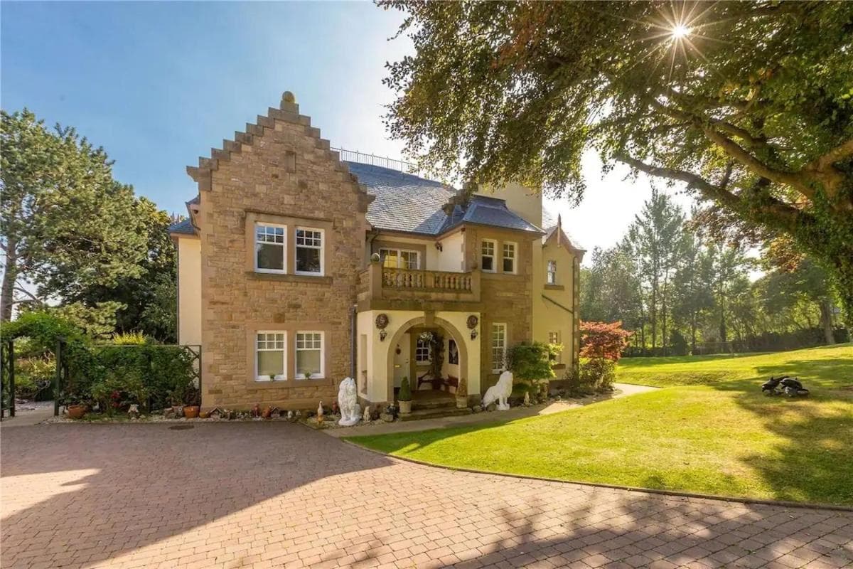 Superb 5 bedroom Villa 16 mins from City Centre