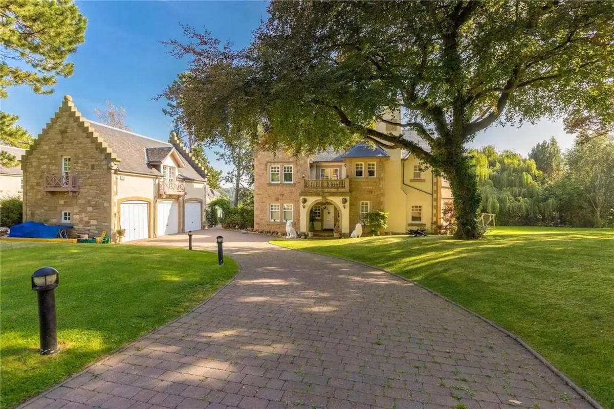 Superb 5 bedroom Villa 16 mins from City Centre