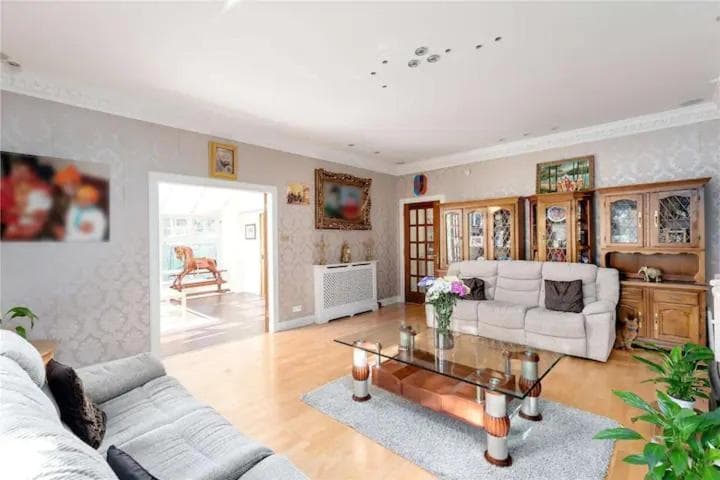 Superb 5 bedroom Villa 16 mins from City Centre