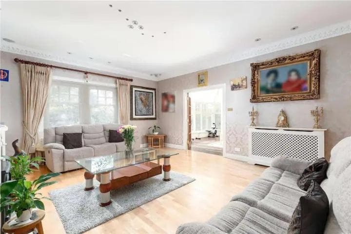 Superb 5 bedroom Villa 16 mins from City Centre